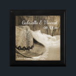 Cowboy Hat och Barn Wood Land Westernare Bröllop Minnesask<br><div class="desc">Anpassa den charmerande Cowboyen Hat och Barn Wood Landsbyggsbröllop Gift Box med namnen av briden och brudgummen och ceremonin i giftermål. Temat Trinket för rustik chic-anpassningsbar har ett digitalt utökat svartvit sepiatonfotografi av en cowboyhatt,  vit möhippa-slöja och vintage snöre-trimmad linnäsduk med en spaltduk och spaltad laduvbakgrund.</div>