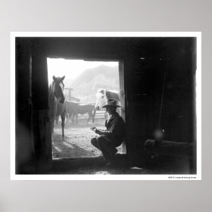 Cowboy i en dörröppning med hästar poster