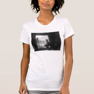 Cowboy i en dörröppning med hästar tee