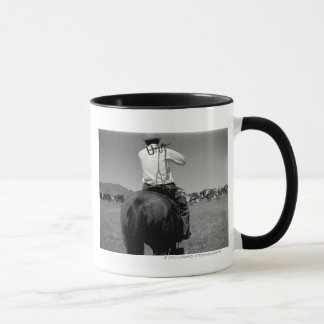 Cowboy på en häst med två märken mugg
