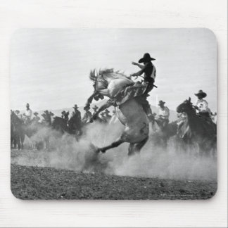 Cowboy på en sparka bakut bronco musmatta