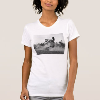 Cowboy på en sparka bakut bronco t-shirt