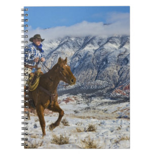Cowboy på häst iklädd läderchaps anteckningsbok med spiral