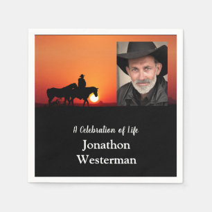 Cowboy Rides Horse vid Sunset Firande of Life Pappersservett