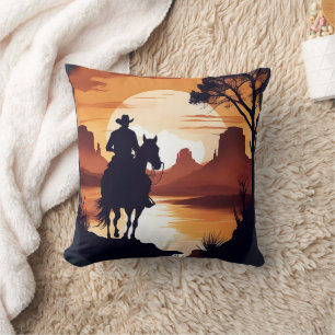 Cowboy Riding Horse i Desert vid Sunrise Kudde