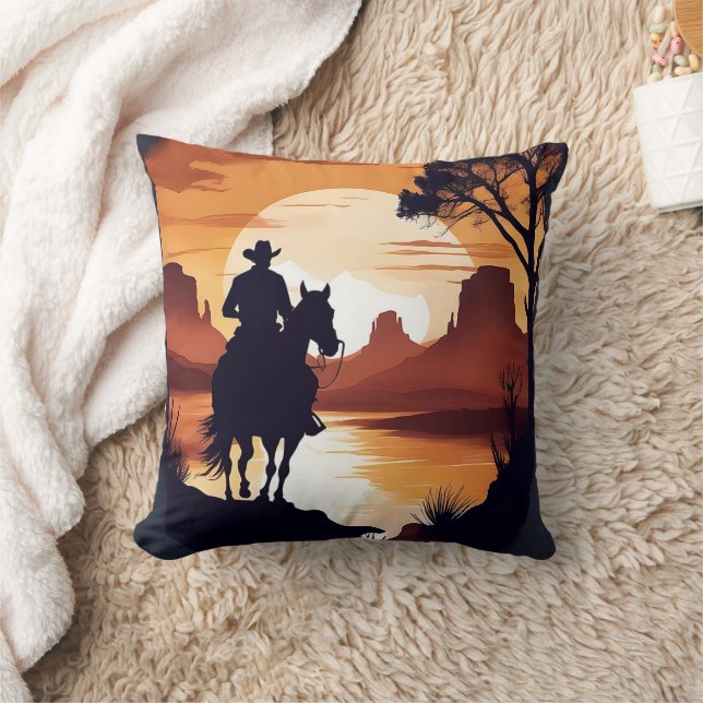 Cowboy Riding Horse i Desert vid Sunrise Kudde (Filt)