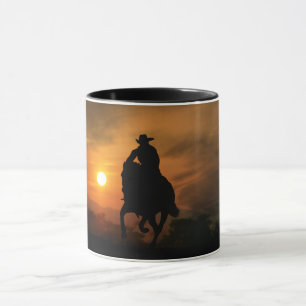 Cowboy Riding Horse vid Sunset Mugg