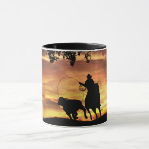 Cowboy Roping Steer vid Sunset Mugg