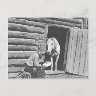 Cowboy som läser brev med häst vykort