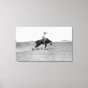 Cowboy som rider en sparka bakut tjur canvastryck