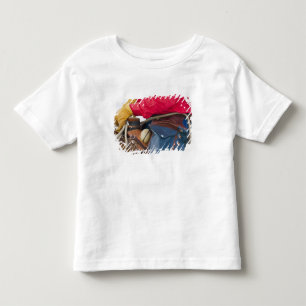 Cowboy till häst iklädd läderchaps tee