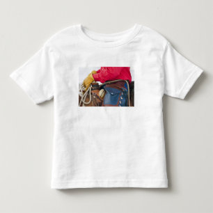 Cowboy till häst iklädd läderchaps tee shirt