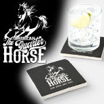 Cowboy vilda western cowgirl stenunderlägg<br><div class="desc">Den amerikanska hästdesignen. Cowboy,  cowgirl,  vilda western,  western grafisk design med en rinnande kvarts häst och westerna stil-bokstäver. Finns på många produkter. Visa kärlek för dessa ikonhästar med den här snyggtens westerna utformning.</div>