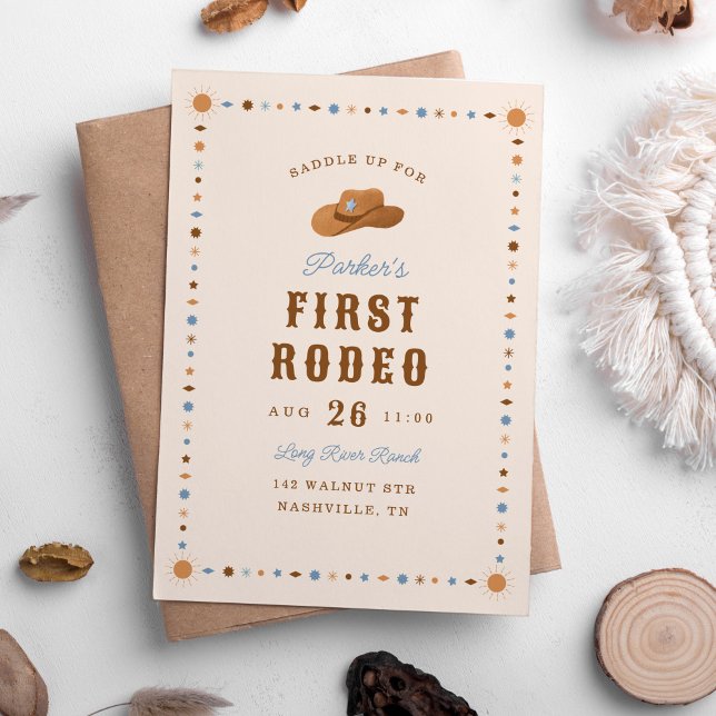Cowboy Western First Rodeo Födelsedagsfest Inbjudningar ("First Rodeo" 1st birthday party invitation with cute cowboy hat and Western pattern.)