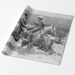 Cowboyen och affärsmannen spelar checkers på häste presentpapper