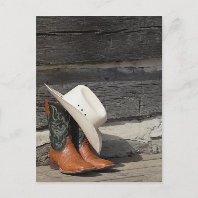 Cowboyhatt på cowboystövlar utanför loggstugan vykort (Framsida)
