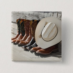 Cowboyhatten ror på av cowboykängayttersida en knapp