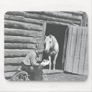 Cowboyläsning ett brev med en häst musmatta