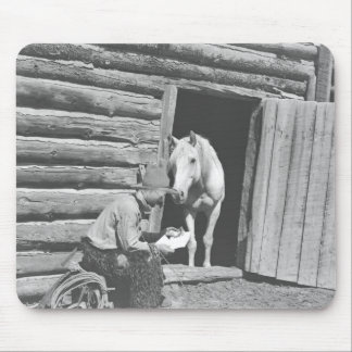 Cowboyläsning ett brev med en häst musmatta