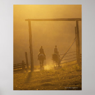 Cowboys åker genom grind i skymning poster
