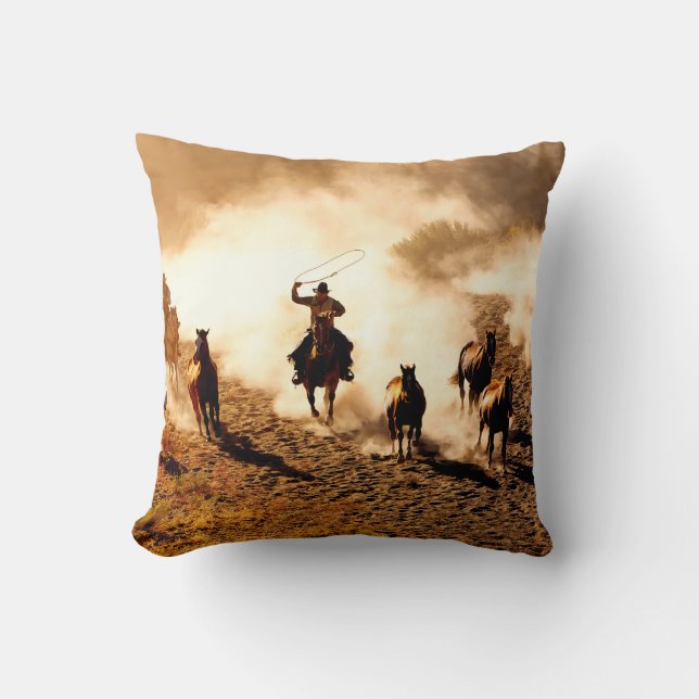 Cowboys jagar vildhästar. Rödning och ridning. Kudde (Framsida)