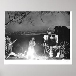 Cowboys leker och sjunger runt en campfire poster