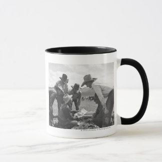 Cowboys tittar en tidskrift mugg