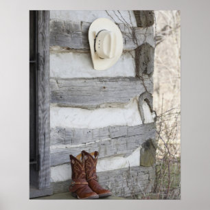 Cowboystövlar och hatt utanför loggstugan poster
