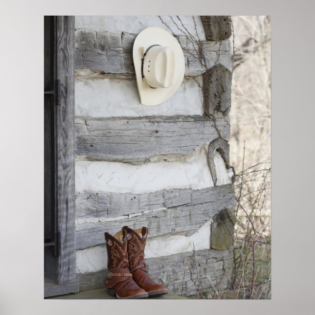 Cowboystövlar och hatt utanför loggstugan poster (Framsidan)