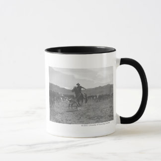 Cowboytågvirke en kalv för branding. för vår mugg