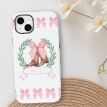 Cowgirl Boots and Rosa Bows Personlig<br><div class="desc">Personlig iphone case med cowgirl bots och en stor rosa buggar med en lagerkrans och namn. Lägg till ditt namn, monogram eller inledande. Gräns med rosa bågar som passar cowgirl-logotypen. Designad för iPhone 14 Plus men passar många andra modeller. Om du väljer en annan modell kontrollerar du att designen fortfarande...</div>