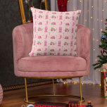 Cowgirl Boots Rosa jul Camper Modern Kudde<br><div class="desc">Mönster med illustrationer av en rosa där Julgran är överst,  rosa medelårshus,  handflatan träd,  cowboystövlar och stjärnor. Bakgrunden är ljus rosa.</div>