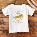 Cowgirl First Rodeo rosa and guld födelsedag T Shirt<br><div class="desc">Cowgirl första rodeo rosa och guld födelsedja t-shirt. Golden Häst,  westernt manus.</div>