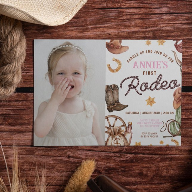 Cowgirl Girl's First Rodeo Photo Birthday Photo Inbjudningar (Cowgirl baby girl 1st rodeo wild west digital download template with photo easy to edit instant cute)