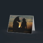 Cowgirl- och hästgrattis på födelsedagenkort kort<br><div class="desc">En cowgirl på en staketstolpe med en härlig häst silhouetted av solnedgången,  denna är ett westernt themed födelsedagkort för roligt land.</div>