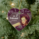 Cowgirl Old Western BBQ Lila Bridesmaid Favors Julgransprydnad Keramik<br><div class="desc">Cowgirl Eggplant Bridesmaid jul Ornament Pin Up Cowgirl, Old Western Ranch Lodge Rodeo BBQ 50's Pin Up Girl Old Hollywood, vintage retro 50's bröllop, stift up girl inspirred aestthetic, Bröllop Theme Lila and Hjärtformade Bröllop Keepsaka Bröllopsfest Maid of honor eller Flower Girl också. Bröllopsfest Favoriter - om du vill ändra...</div>