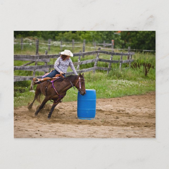Cowgirl on horseback som utövar tävla på fat i vykort (Framsida)