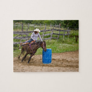 Cowgirl på praktisera trummatävla för hästrygg pussel