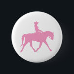 Cowgirl Riding Her Horse (rosa) Knapp<br><div class="desc">Cowgirl Riding Her Horse (rosa) t-shirts, shirts, kläder och presenter har en silhuettbild av en cowgirl som rider hennes häst. Underbar grafik för cowgirl och cowboyerna som kärlek dem! Många olika skjortor stilar och färger att välja mellan i för manar storlekar, kvinnor, barn, vuxnor. Finns på roligtens presentartiklar och klistermärken,...</div>
