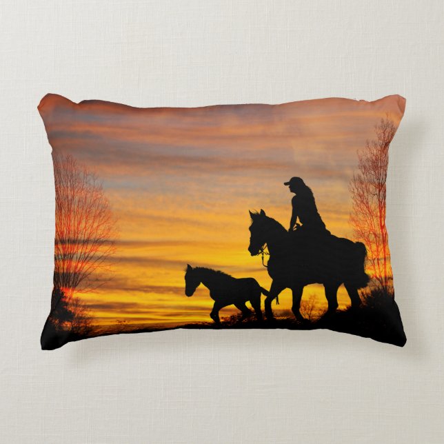 Cowgirl Sunset Horseback Ride Accent Pillow Prydnadskudde (Framsidan)