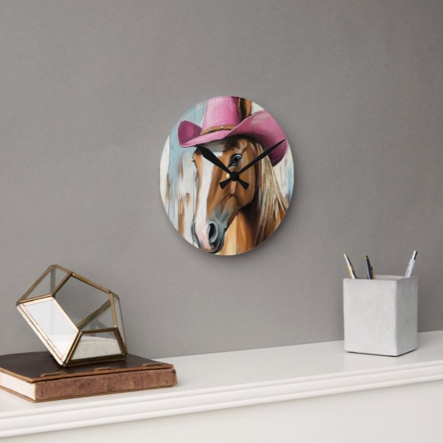 Cowgirl Time: Shock rosa Hat Horse Rustic Charm Rund Klocka (Loose Style Painted Horse Wearing Hot Pink Cowgirl Hat on a Round Clock Western Decor)
