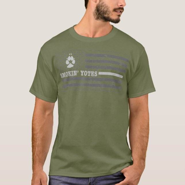 Coyote Hunting Smokin Yotes American Flag Yote T Shirt (Framsida)