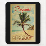 Cozumel Handflatan Träd Vintage resor Musmatta<br><div class="desc">En unik,  gammal modern teckning i Cozumel Mexiko i mitten av århundradet i vintage resor poster stil. Den har en böjd handflatan träd på sandstranden med hav under ett blått grumligt himlar.</div>