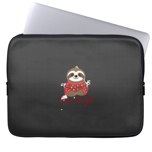 Cozy And Bright Sloth Christmas Lights (1) Laptop Fodral (Framsidan)
