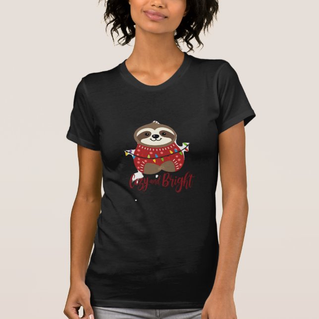 Cozy And Bright Sloth Christmas Lights (1) T Shirt (Framsida)