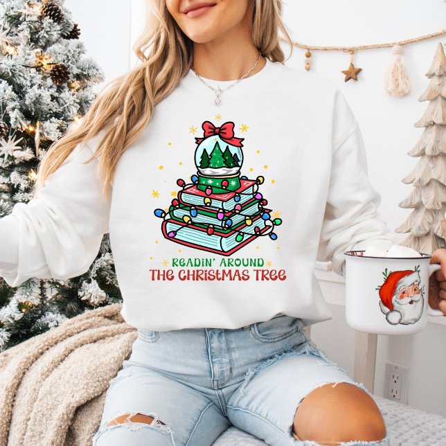 Cozy Book Lover Readin' Around the Christmas Tree  T Shirt (Skapare uppladdad)