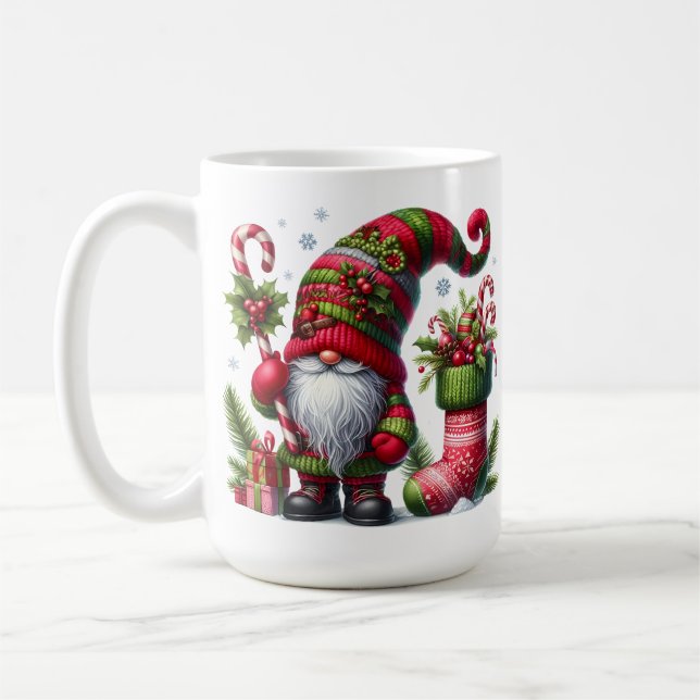 Cozy Christmas Gnome Art – Festive Holiday Kaffemugg (Vänster)