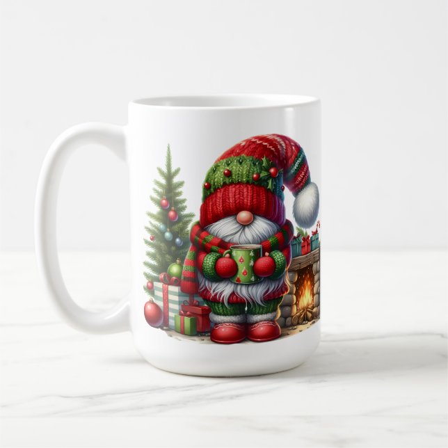 Cozy Christmas Gnome Art – Festive Holiday Kaffemugg (Vänster)