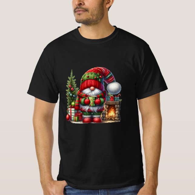 Cozy Christmas Gnome Art – Festive Holiday T Shirt (Framsida)
