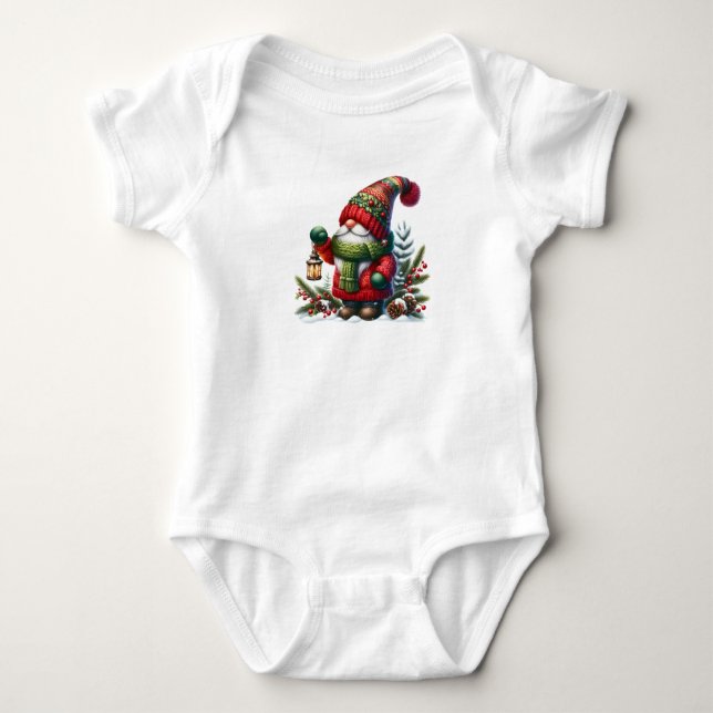 Cozy Christmas Gnome Art – Festive Holiday T Shirt (Framsida)